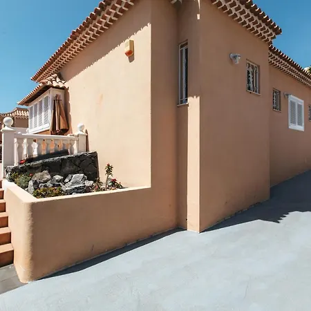 Classic Villa: Luxe, Private Pool & Prime Location