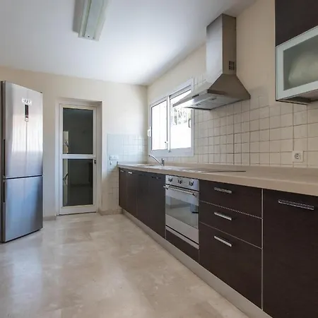 Classic Villa: Luxe, Private Pool & Prime Location
