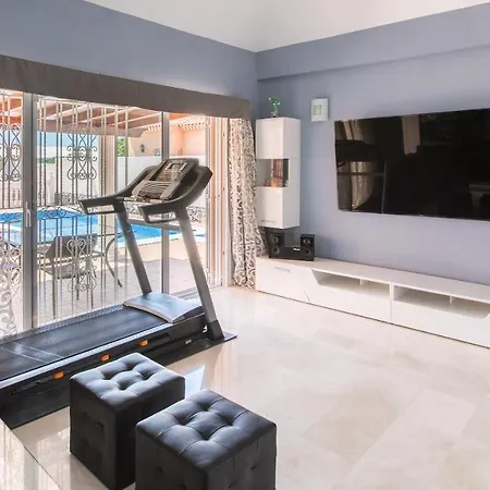 Classic Villa: Luxe, Private Pool & Prime Location *
