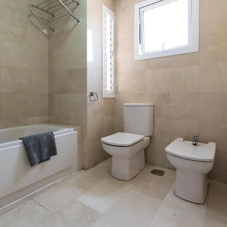 Classic Villa: Luxe, Private Pool & Prime Location